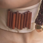 Модные образы с символикой волка и золотыми акцентами в стиле