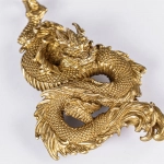 Мифологический стиль в современной моде с золотыми акцентами