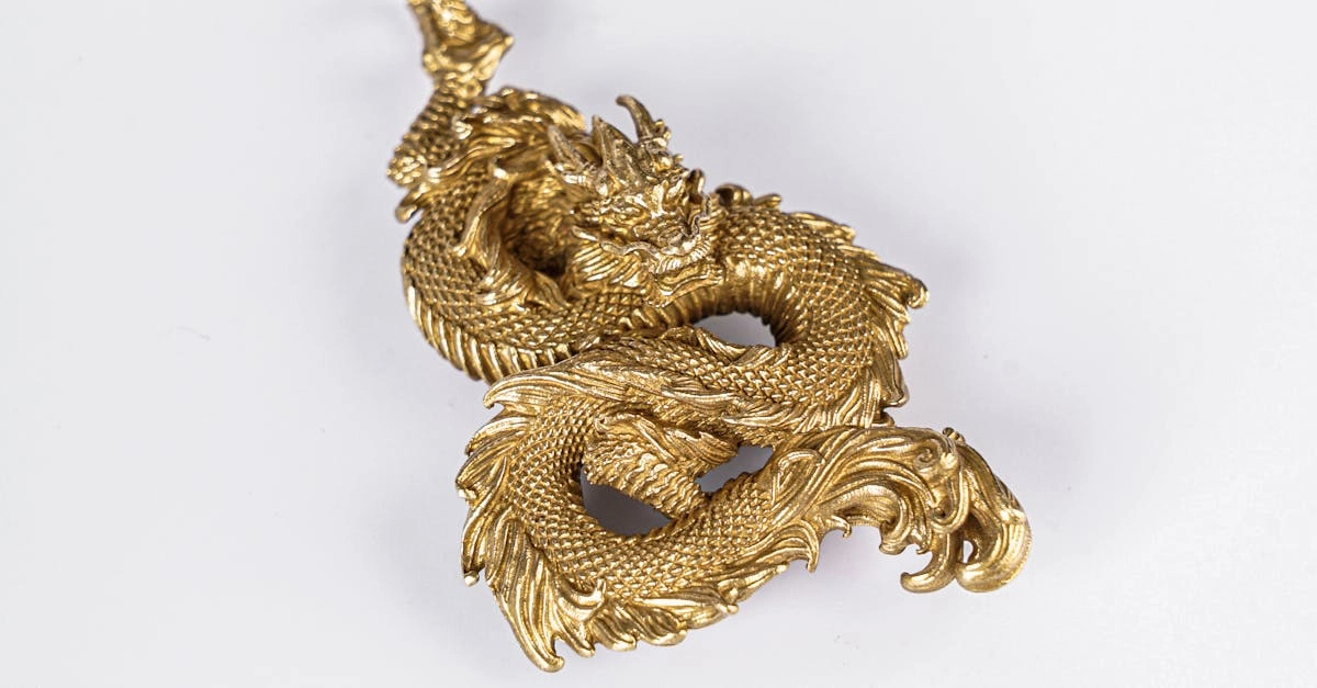 Мифологический стиль в современной моде с золотыми акцентами