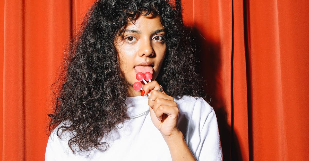 Яркая игровая эстетика Sugar Rush в современных модных трендах