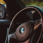 Стильный дизайн немецкого игрового портала с минималистичным интерфейсом